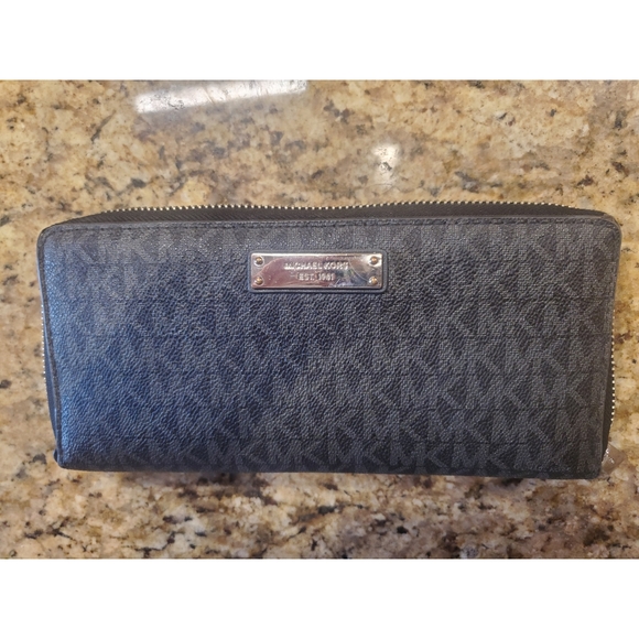 Michael Kors Jet Set Travel Wallet - Picture 1 of 9
